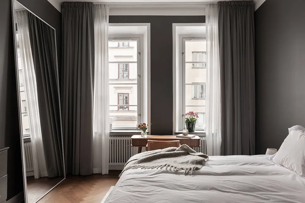 Interior escandinavo tranquilo con sofá blanco (66 m²) - Gallery image 18