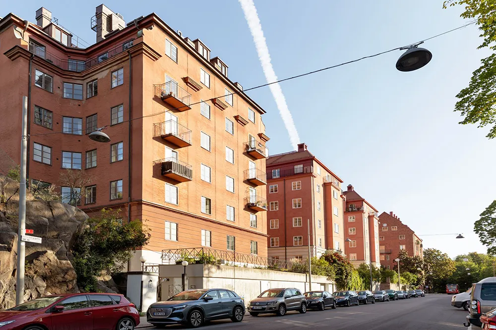 Śmiałe kolory i jesienne nastrój: mały mieszkanie w Sztokholmie (32 m²) - Gallery image 25