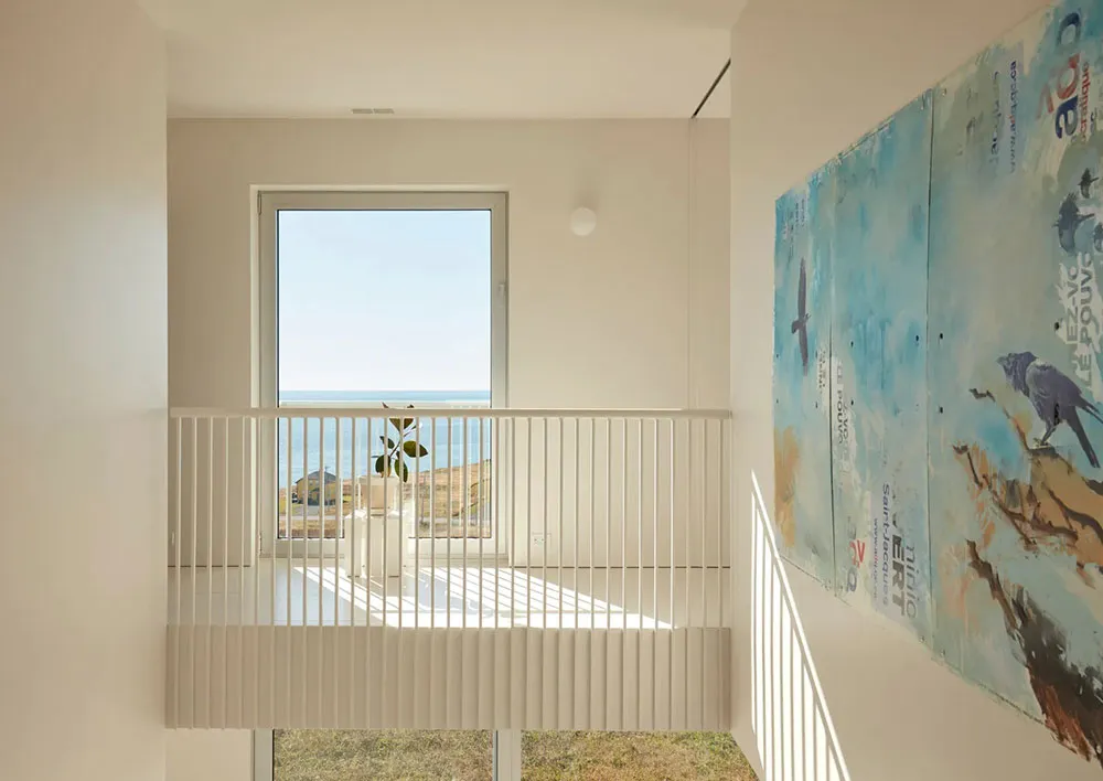 Светлый современный дом отдыха с панорамными видами в Канаде - Gallery image 11