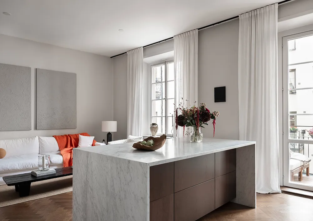 Interior escandinavo tranquilo con sofá blanco (66 m²) - Gallery image 6