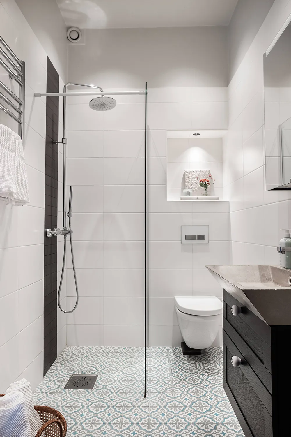 Interior escandinavo tranquilo con sofá blanco (66 m²) - Gallery image 25