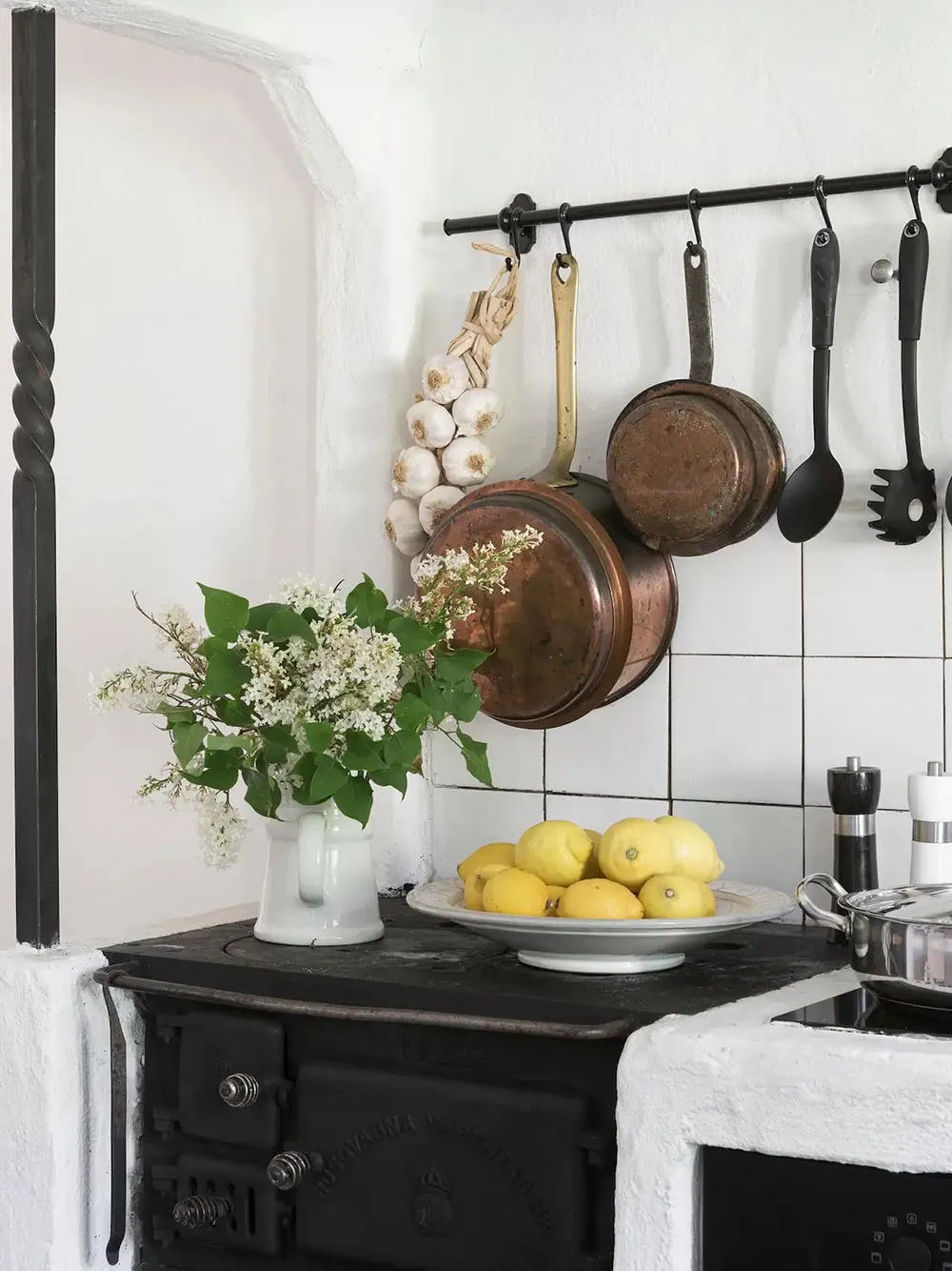 Красивый жёлтый коттедж 19-века с голубой дверью в Швеции - Gallery image 3