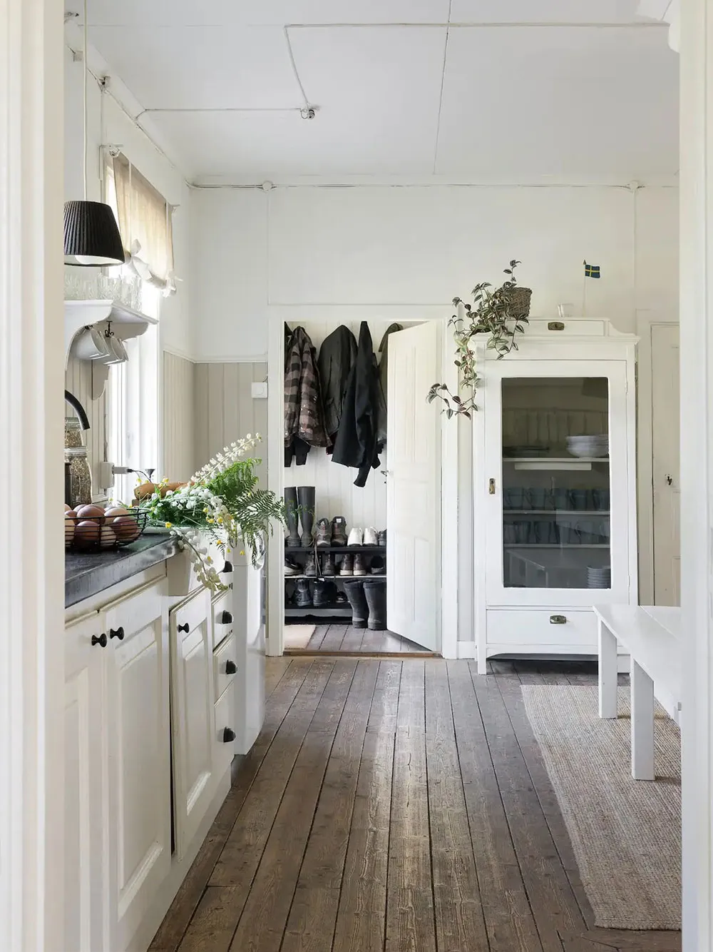 Красивый жёлтый коттедж 19-века с голубой дверью в Швеции - Gallery image 4