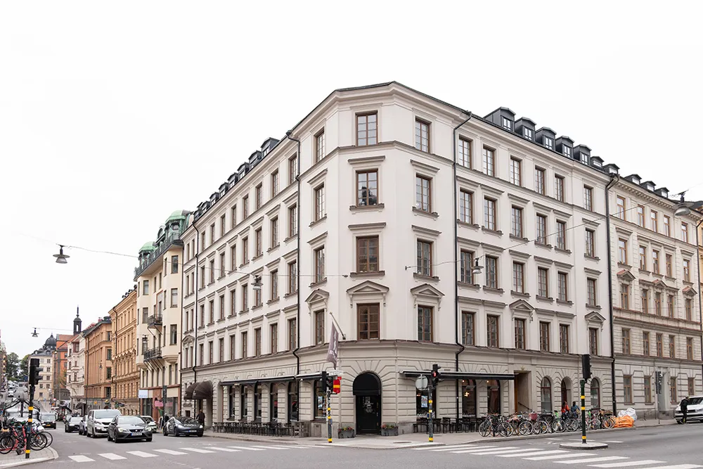 Interior escandinavo tranquilo con sofá blanco (66 m²) - Gallery image 29