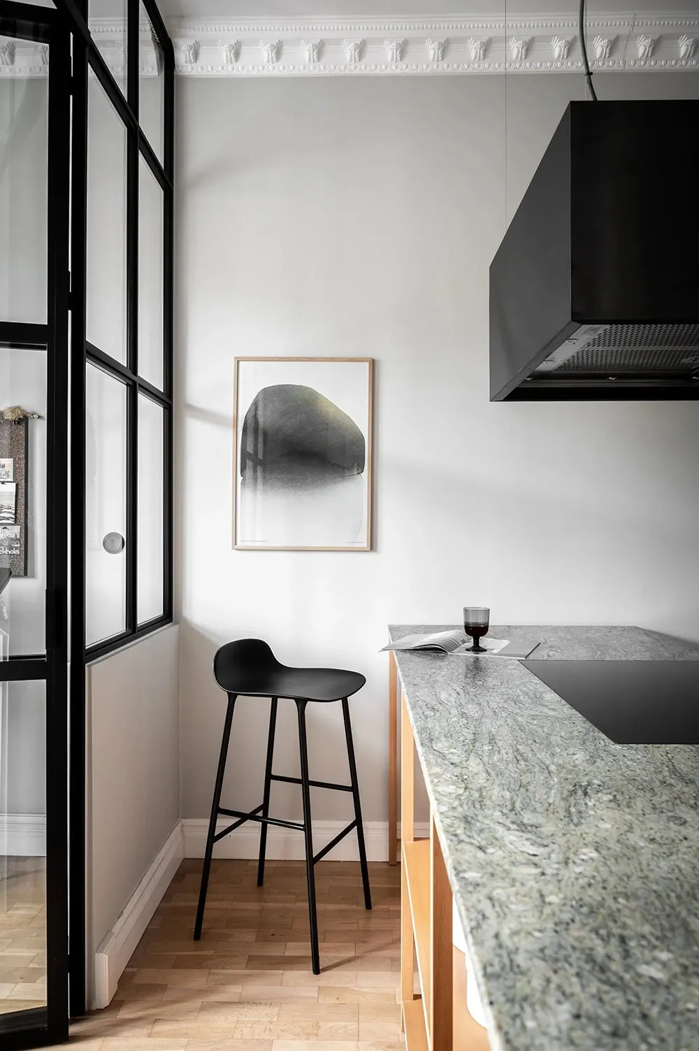 Стильный серый интерьер в Швеции с необычным декором (65 кв. м) - Gallery image 6