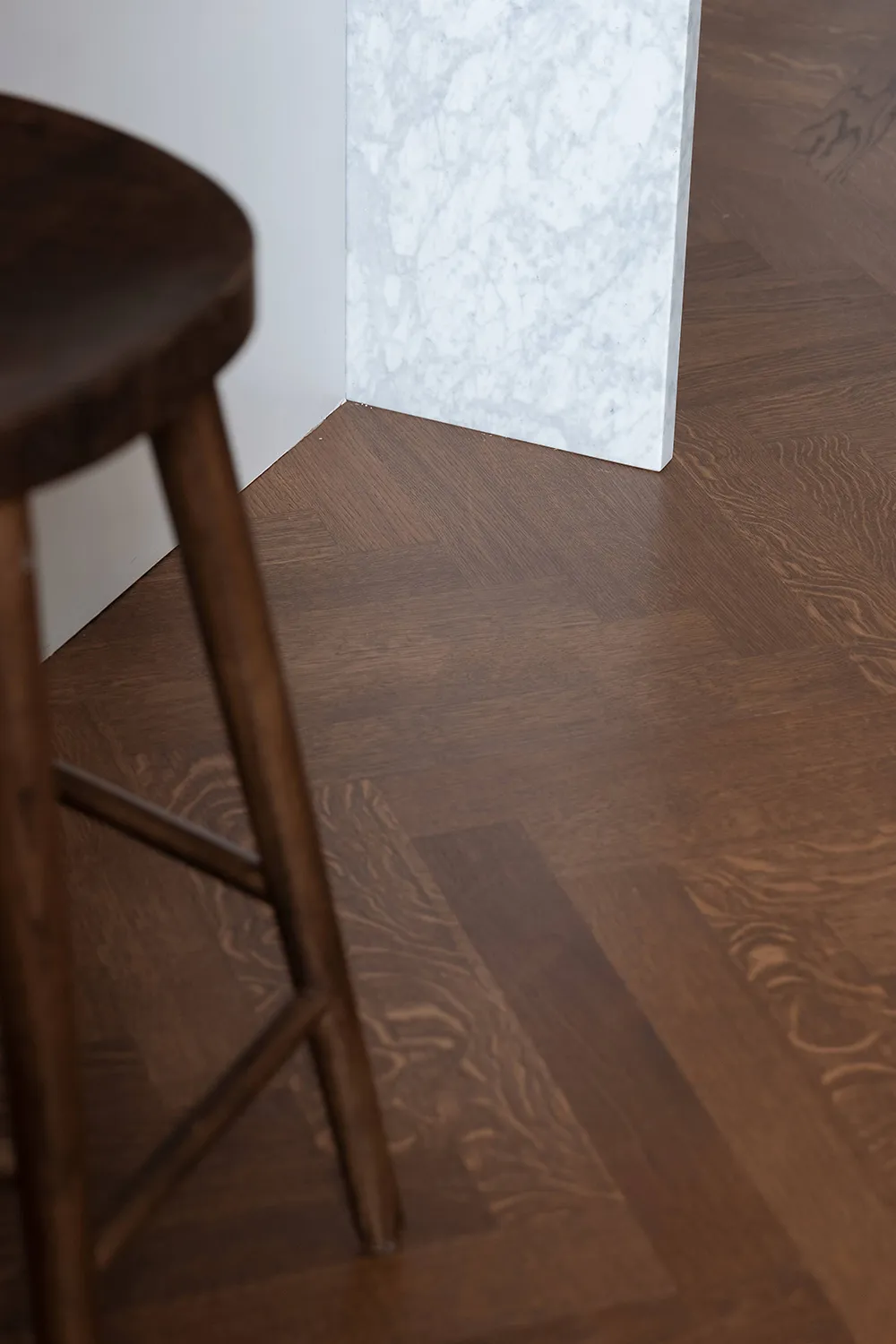 Interior escandinavo tranquilo con sofá blanco (66 m²) - Gallery image 27