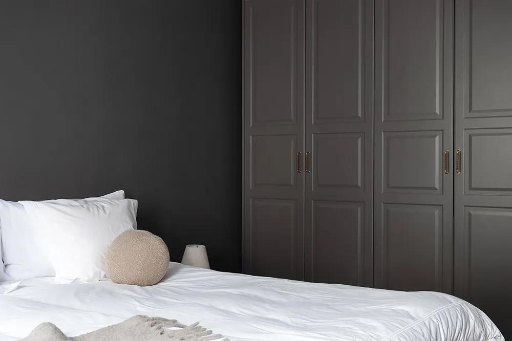 Interior escandinavo tranquilo con sofá blanco (66 m²) - Gallery image 23