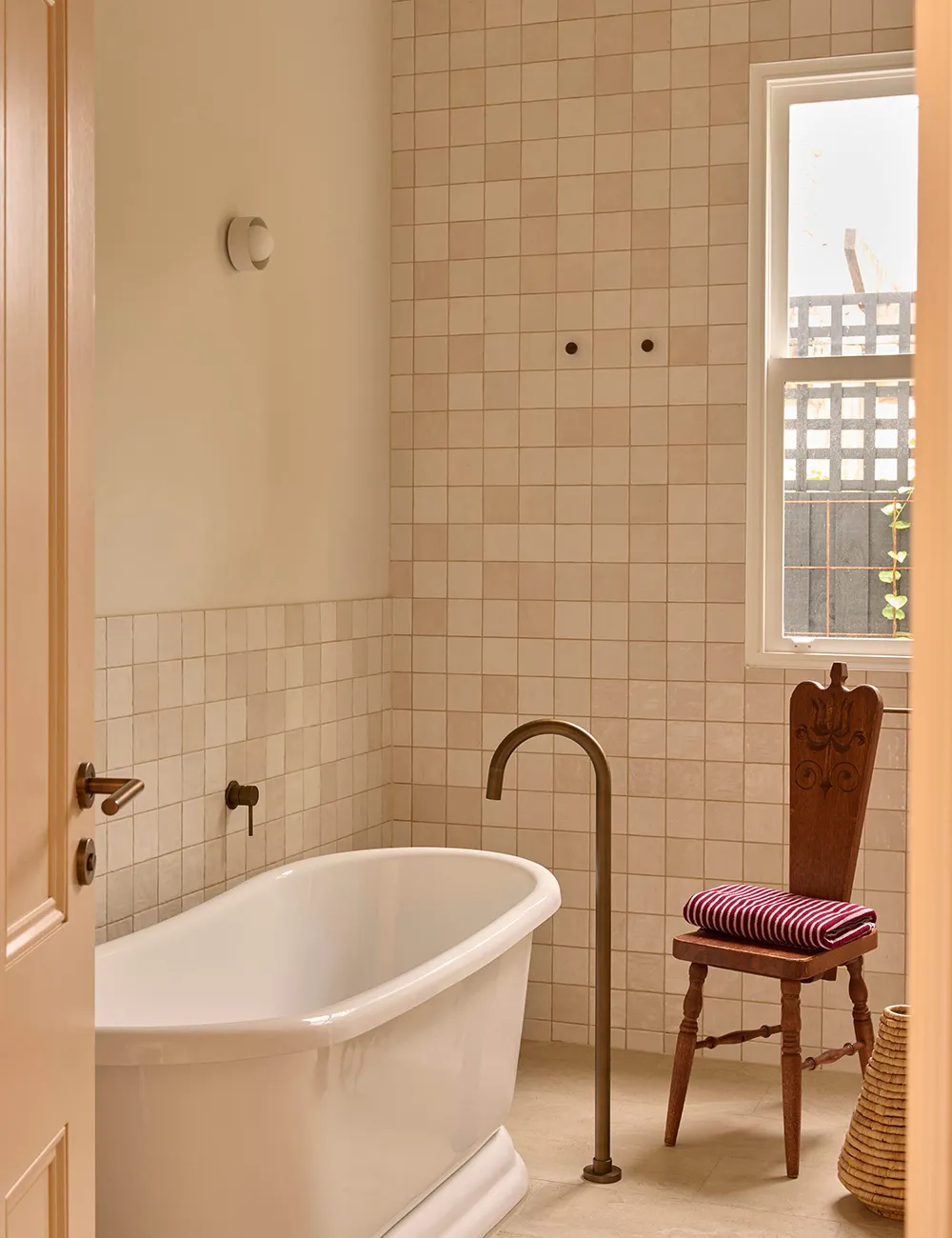 Interior de durazno agradable en una pequeña casa de una familia joven en Melbourne - Gallery image 11