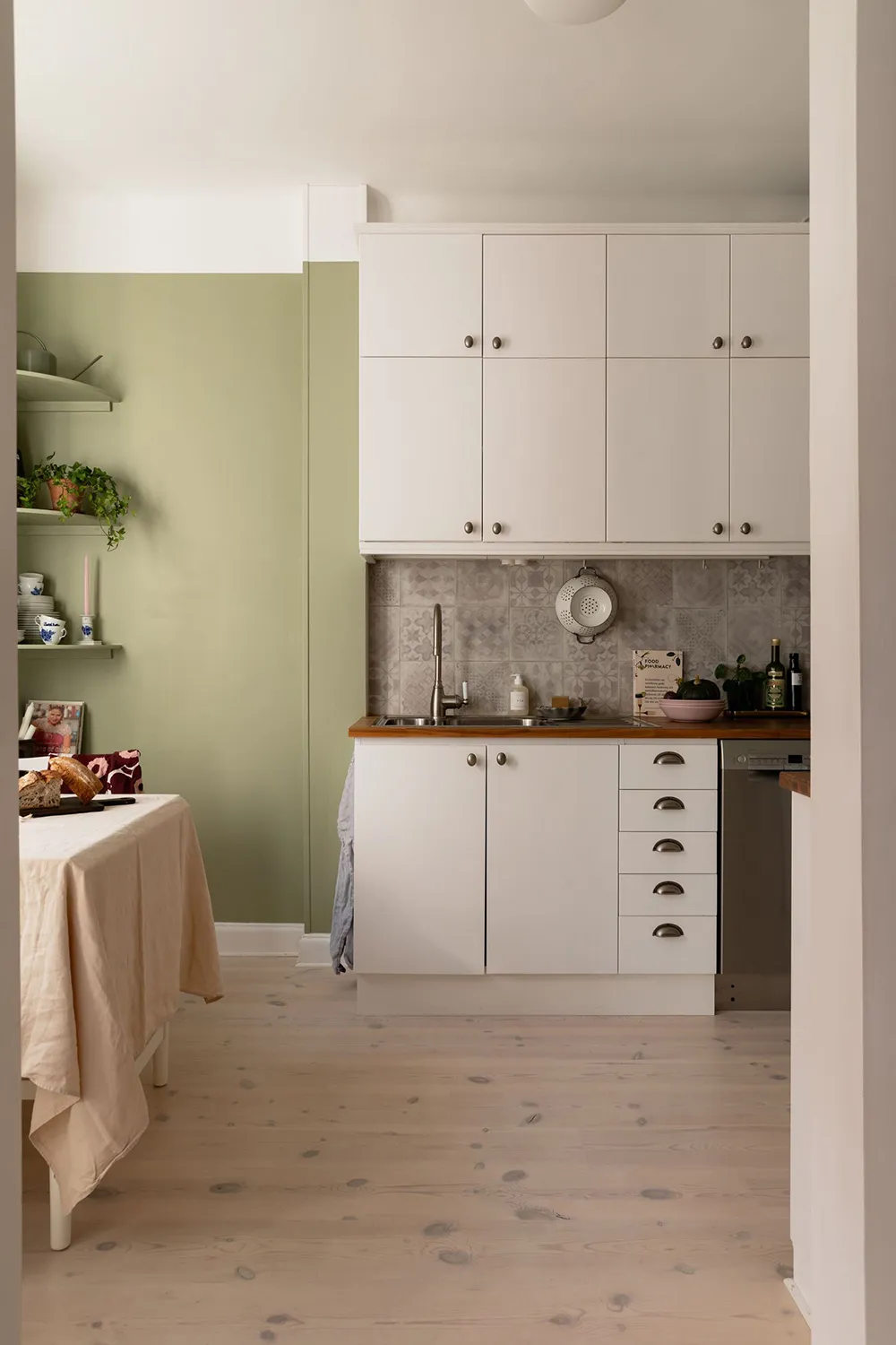 Śmiałe kolory i jesienne nastrój: mały mieszkanie w Sztokholmie (32 m²) - Gallery image 9