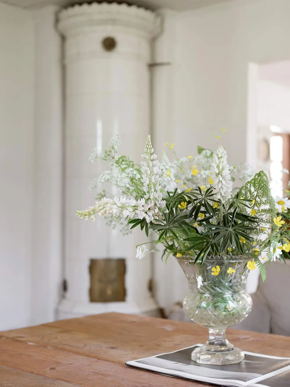 Красивый жёлтый коттедж 19-века с голубой дверью в Швеции - Gallery image 9