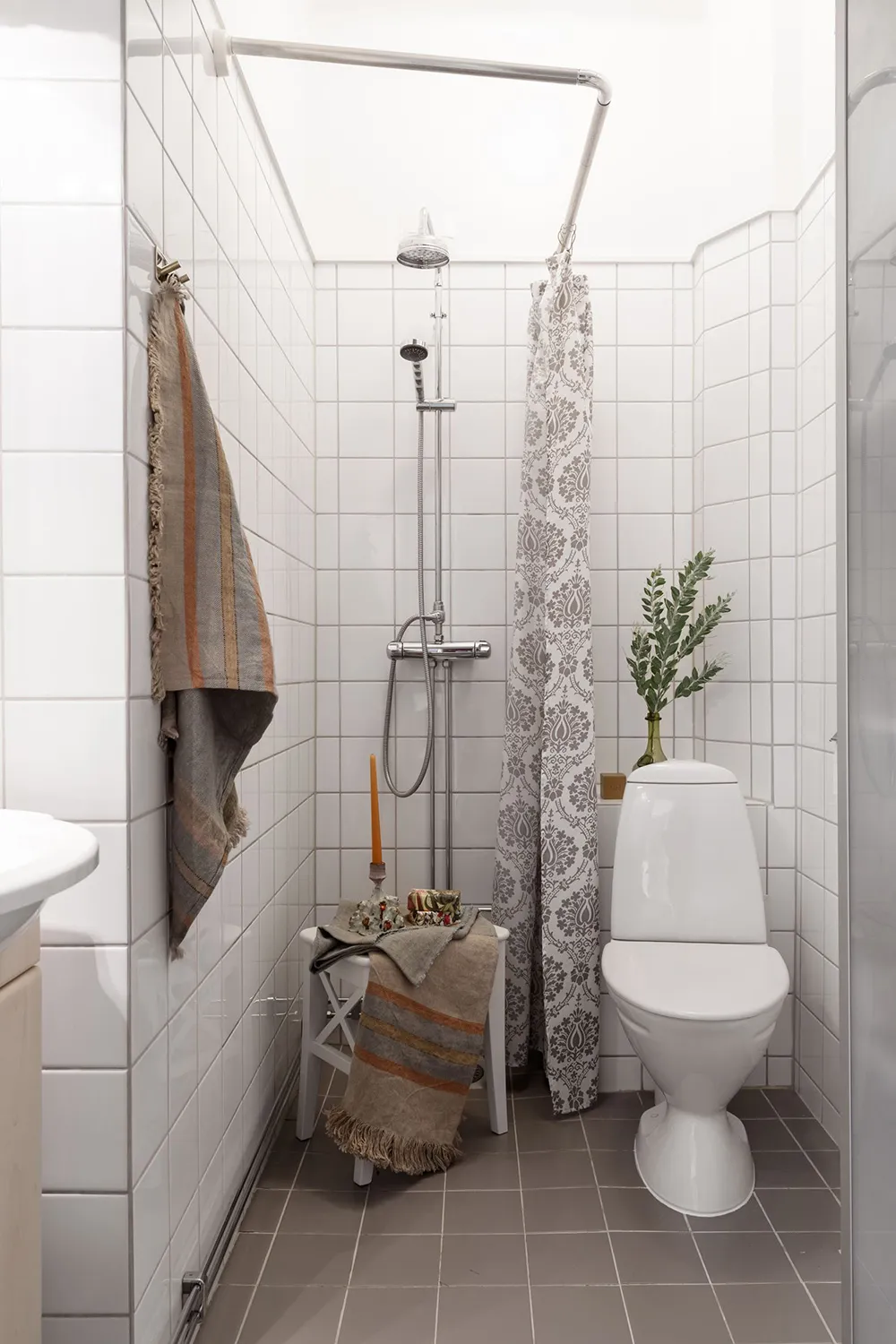 Śmiałe kolory i jesienne nastrój: mały mieszkanie w Sztokholmie (32 m²) - Gallery image 26