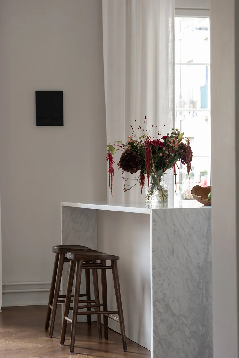 Interior escandinavo tranquilo con sofá blanco (66 m²) - Gallery image 7