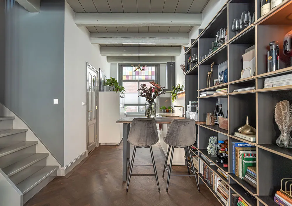 Efektowne odcienie szarości w дизайnie historycznego domu w Holandii - Gallery image 9