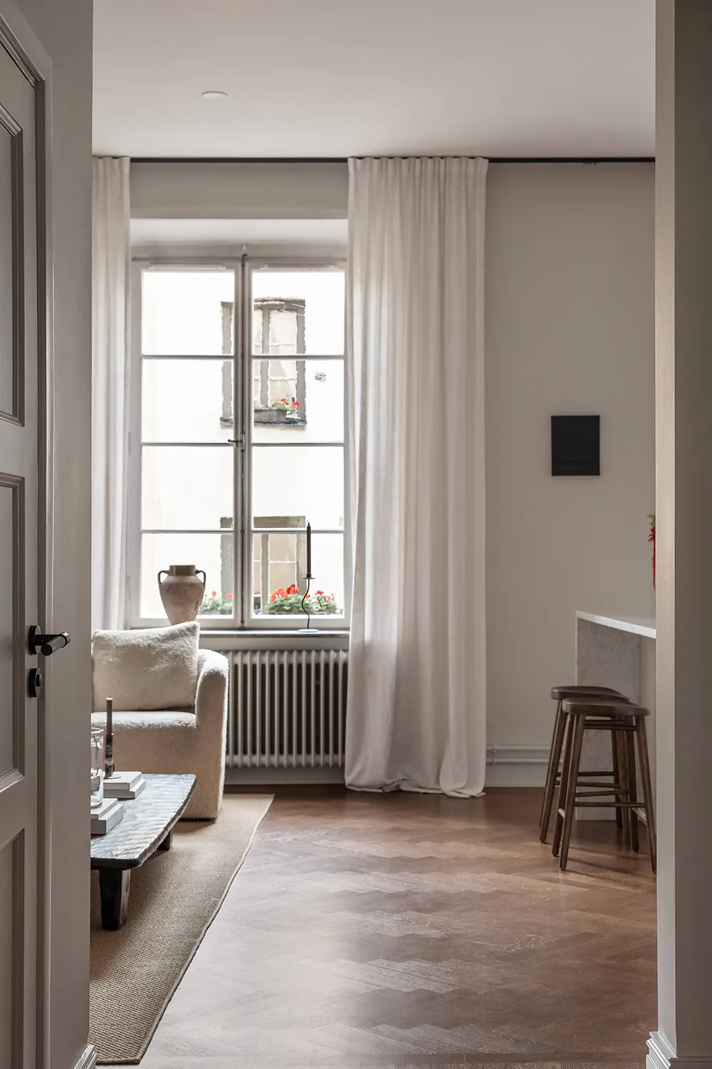 Interior escandinavo tranquilo con sofá blanco (66 m²) - Gallery image 9