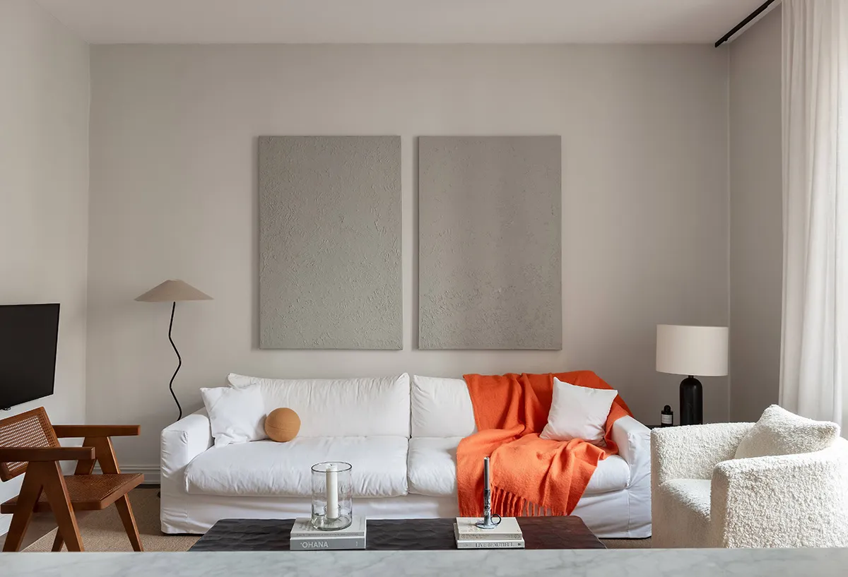 Interior escandinavo tranquilo con sofá blanco (66 m²) - Gallery image 2