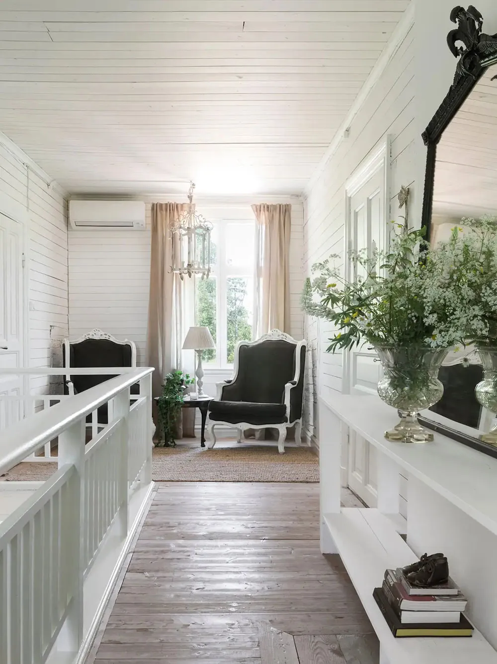 Красивый жёлтый коттедж 19-века с голубой дверью в Швеции - Gallery image 12