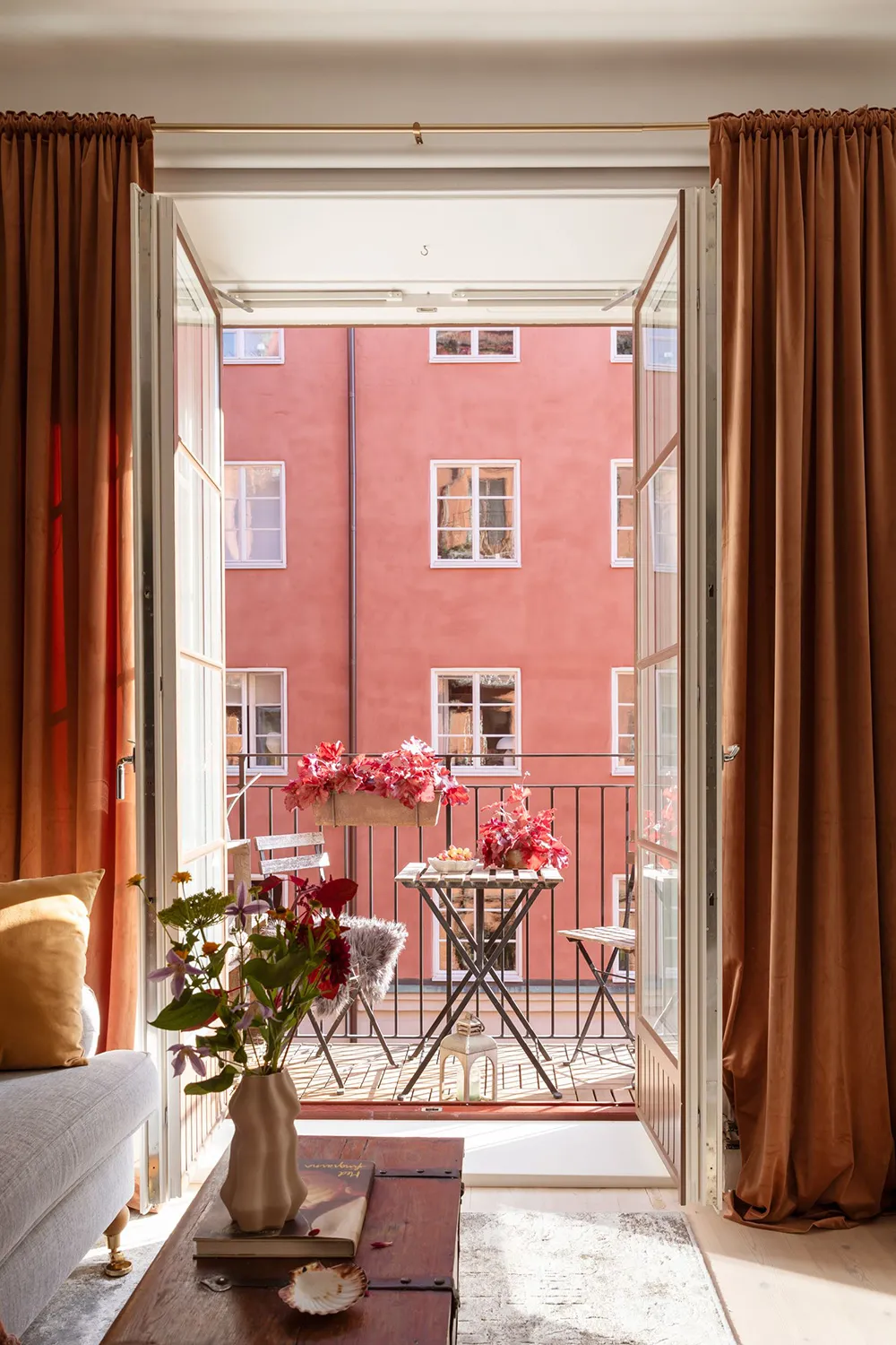 Śmiałe kolory i jesienne nastrój: mały mieszkanie w Sztokholmie (32 m²) - Gallery image 7