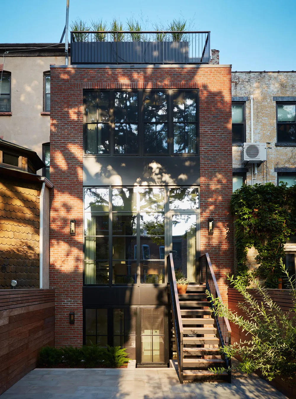 Peaceful Modern Elegance of a Townhouse in New York - Gallery image 1