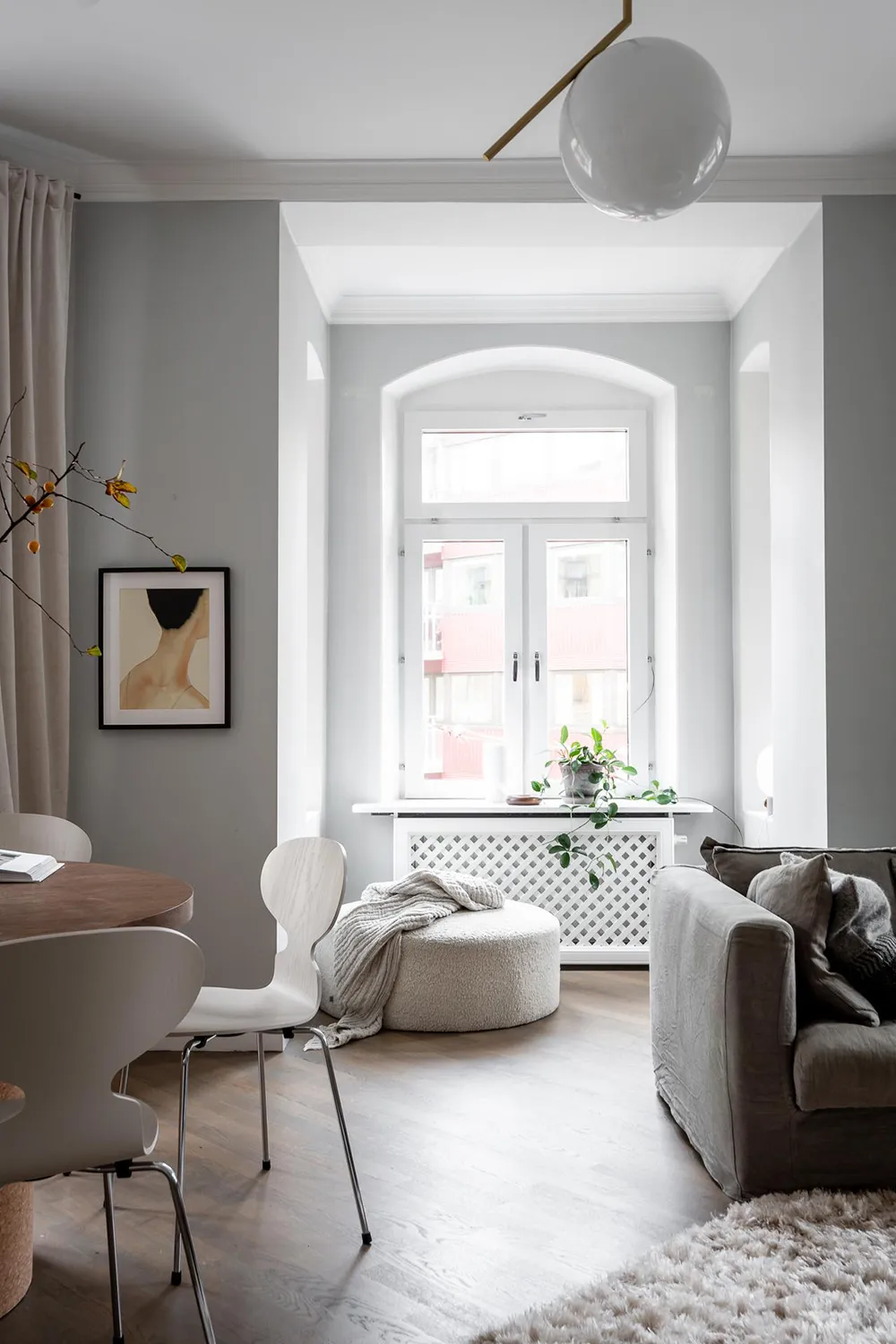 Estilo moderno y fresco en interiores escandinavos con toques cálidos (66 m²) - Gallery image 1