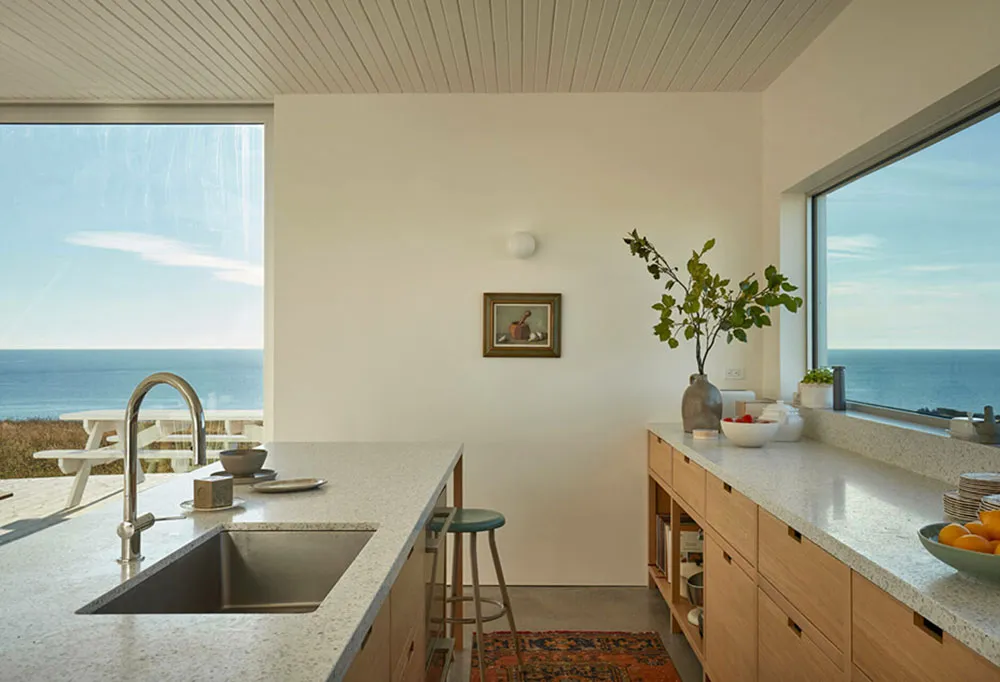 Светлый современный дом отдыха с панорамными видами в Канаде - Gallery image 10