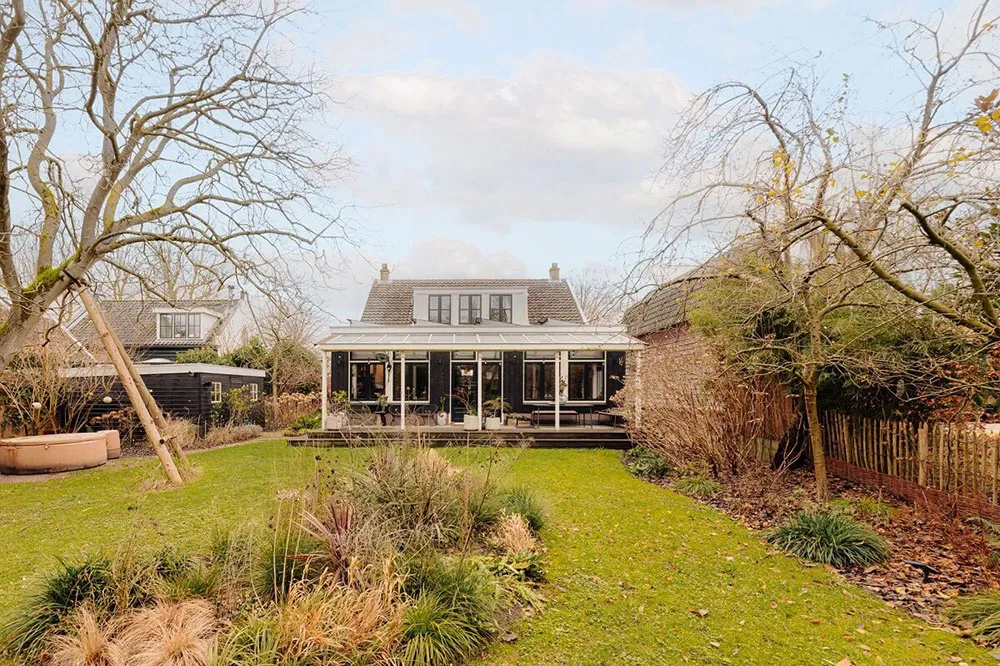 History and modernity in a rural cottage in the Netherlands - Gallery image 25