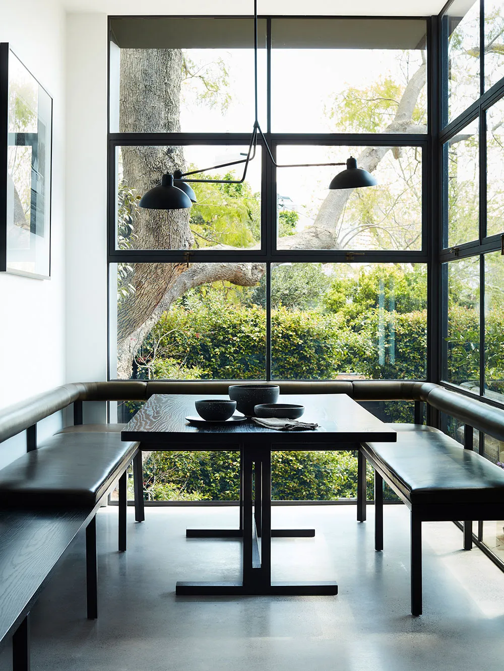 Estilosos interiores blanco y negro en casa histórica de Sídney - Gallery image 3