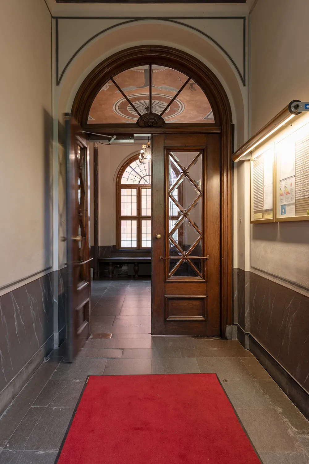 Śmiałe kolory i jesienne nastrój: mały mieszkanie w Sztokholmie (32 m²) - Gallery image 29