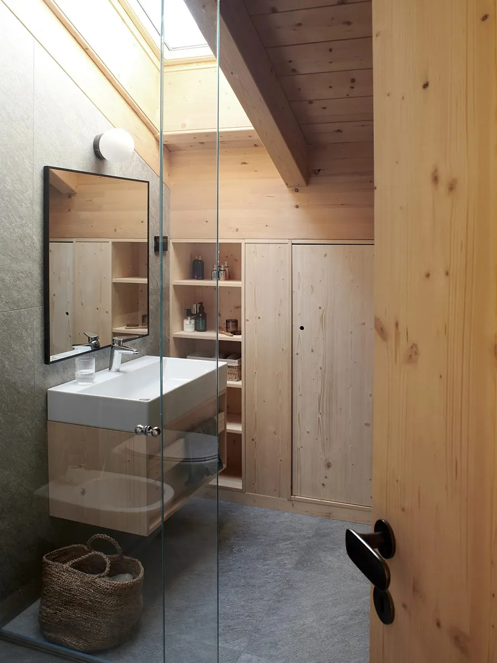 इटली में, अल्प्स पर्वतमाला के पास स्थित एक आरामदायक एवं आधुनिक इनटीरियर। - Gallery image 7