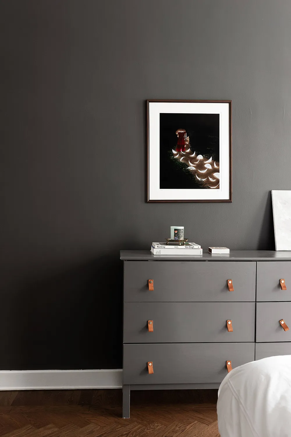 Interior escandinavo tranquilo con sofá blanco (66 m²) - Gallery image 22