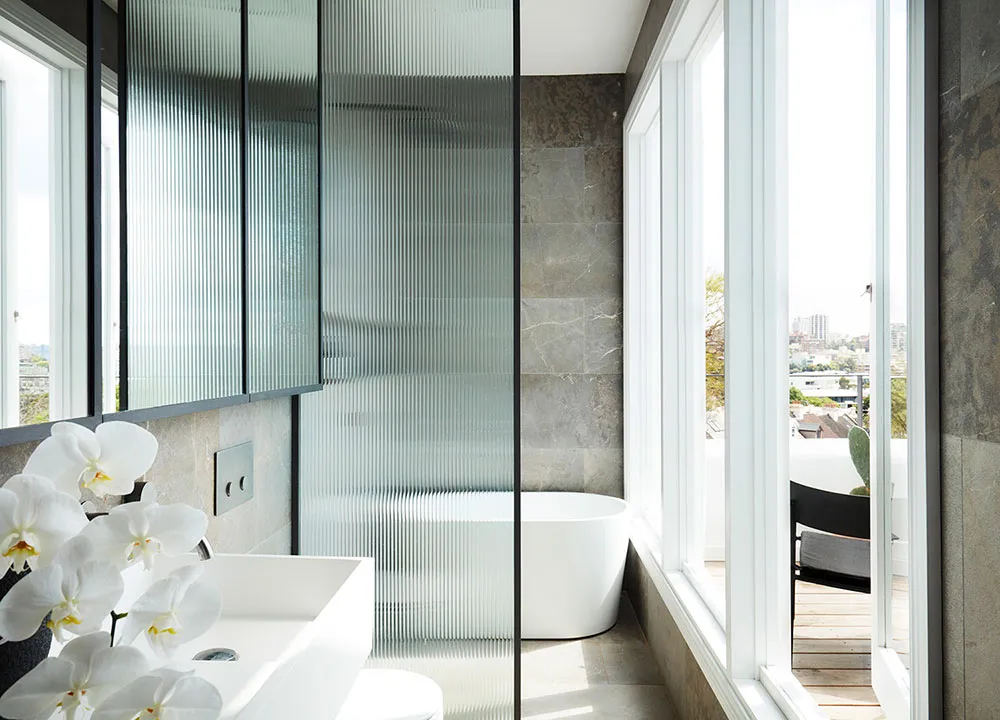 Estilosos interiores blanco y negro en casa histórica de Sídney - Gallery image 11