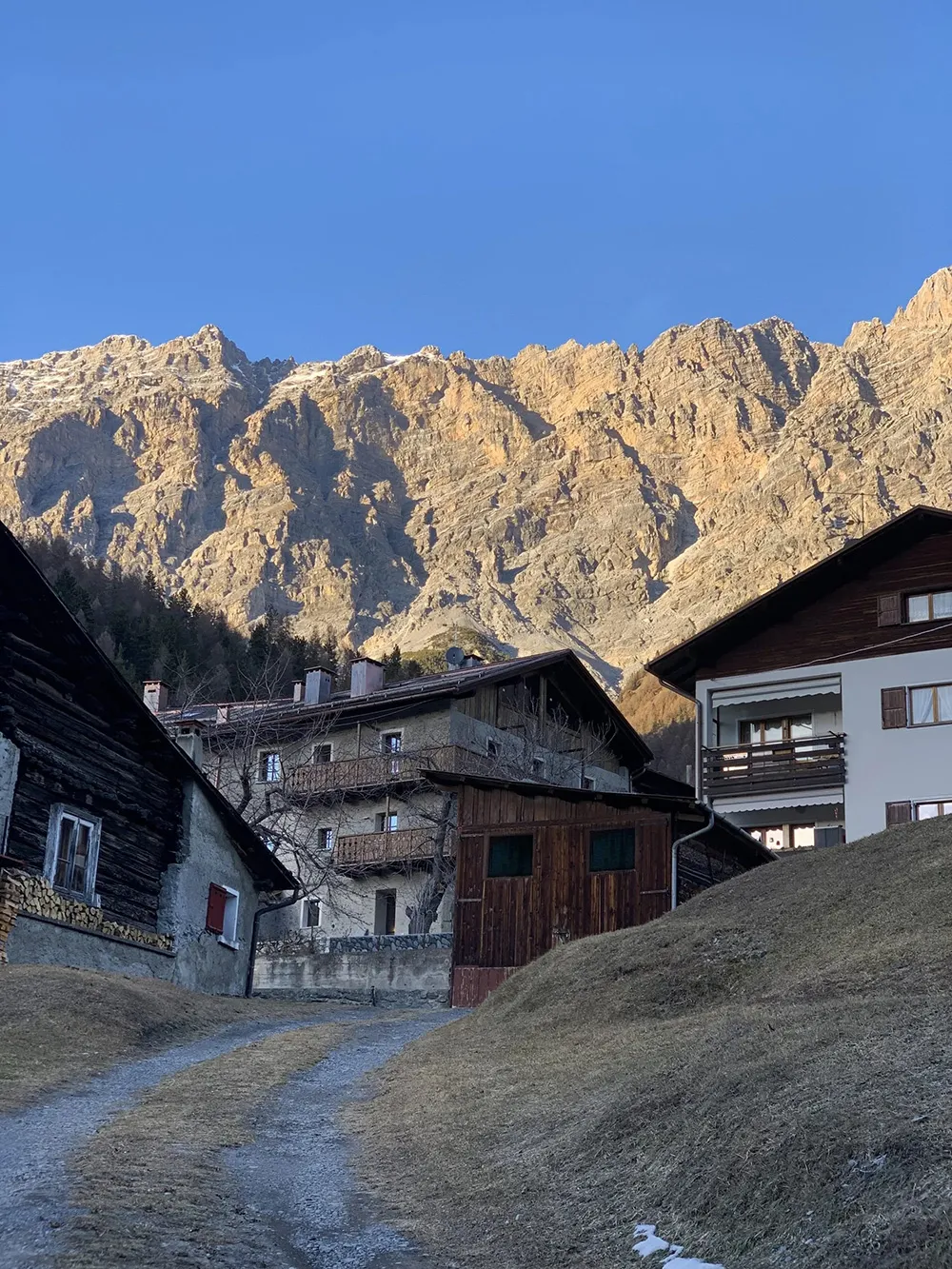 इटली में, अल्प्स पर्वतमाला के पास स्थित एक आरामदायक एवं आधुनिक इनटीरियर। - Gallery image 12