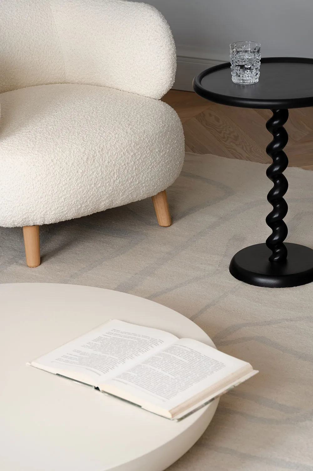 キーウに住む若い家族向けの、柔らかな雰囲気のモダンなインテリア - Gallery image 4