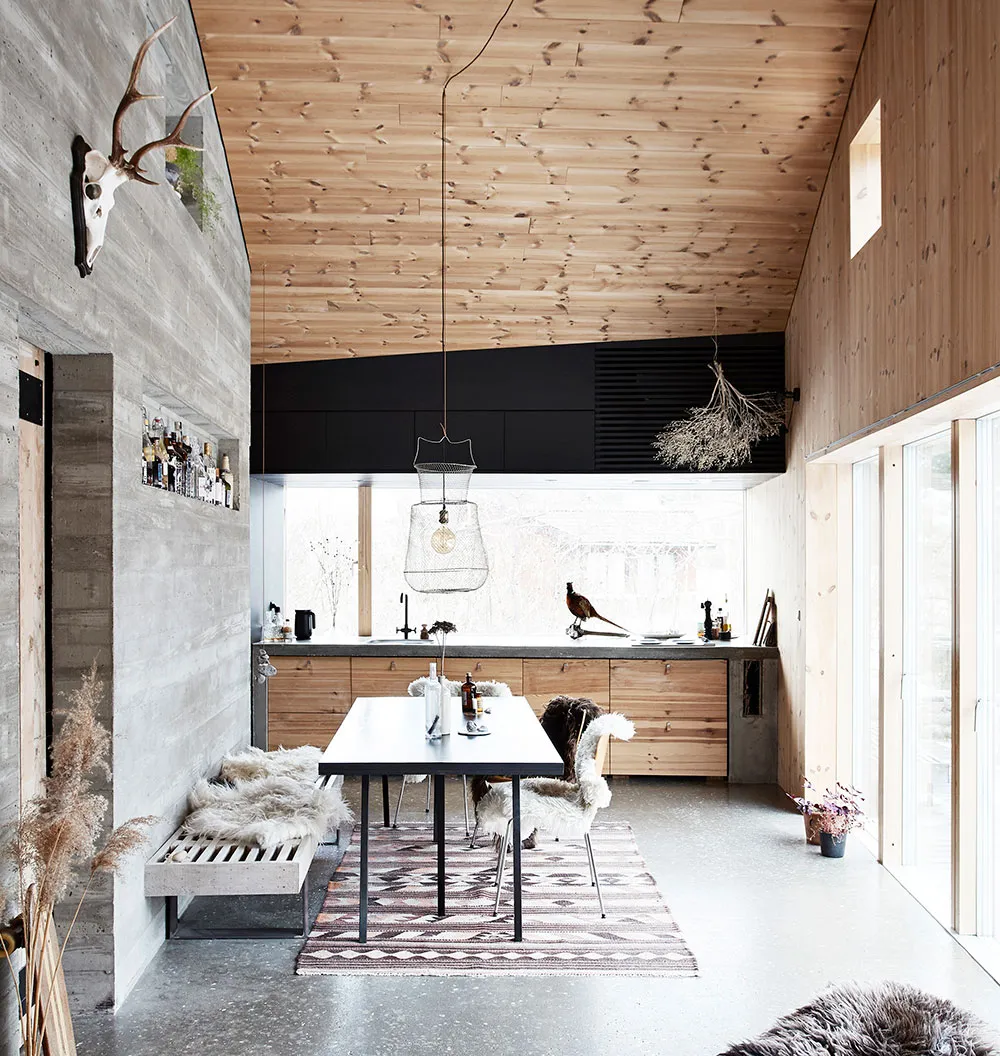 Bois, béton et couleur noire : un cottage cosy pour des soirées enneigées chaudes - Gallery image 3
