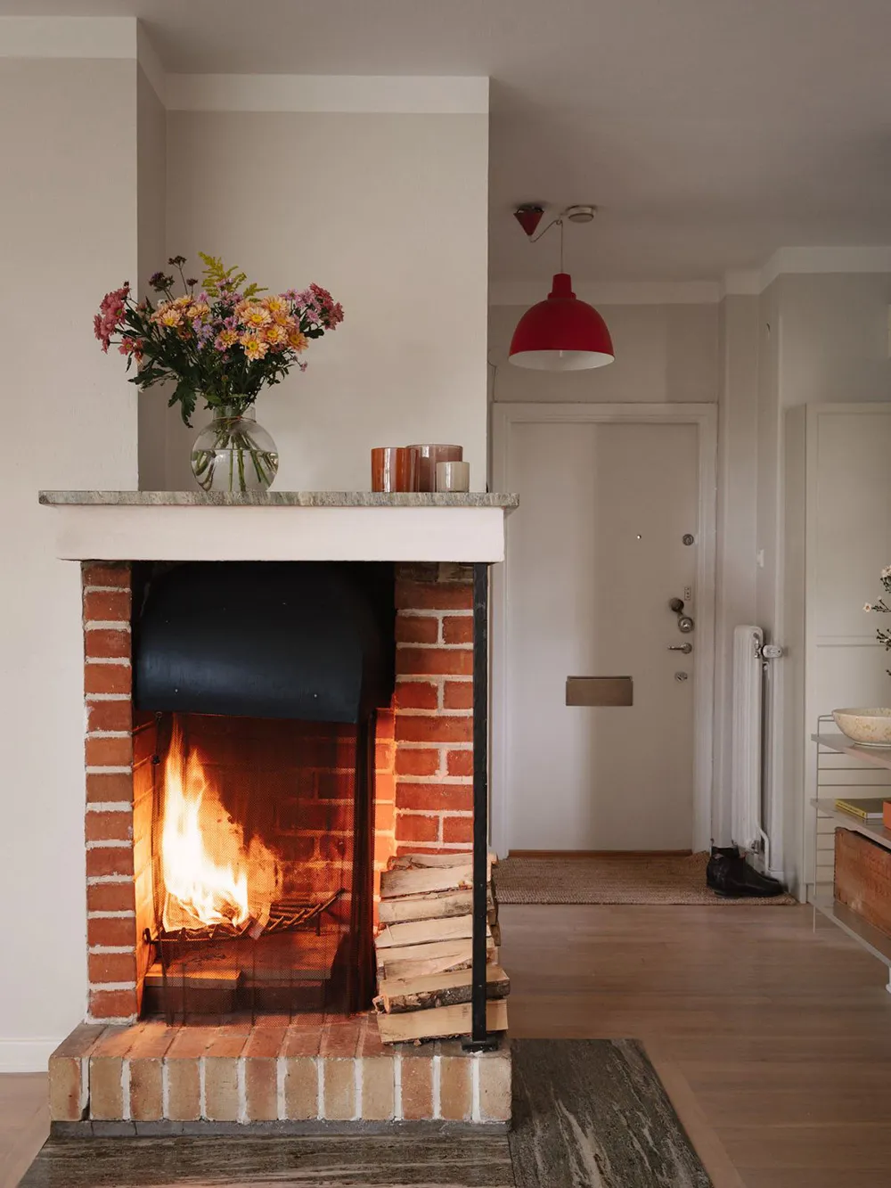 How in a country house: apartment with a fireplace and views of pine trees in Stockholm (63 sq. m) - Gallery image 4