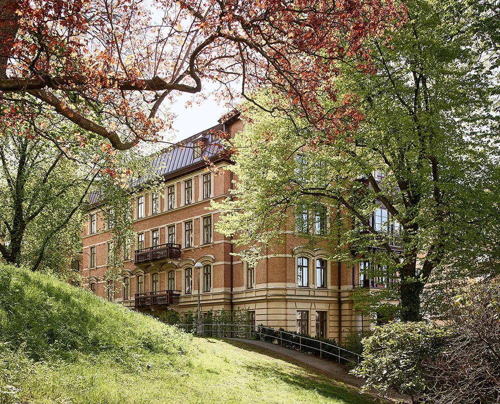 Petite mais charmante deux pièces avec tapis blanc et cuisine sombre (43 m²) - Gallery image 21