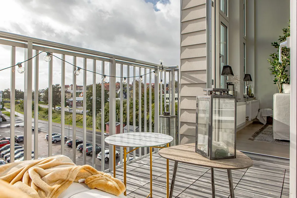 Kleiner schwarz-weißer Loft mit Attika in Schweden (41 qm) - Gallery image 12