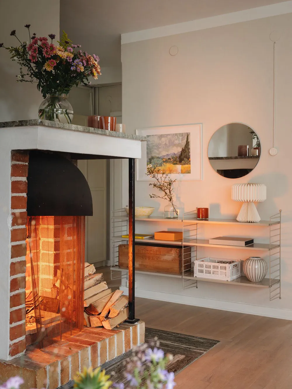 How in a country house: apartment with a fireplace and views of pine trees in Stockholm (63 sq. m) - Gallery image 1