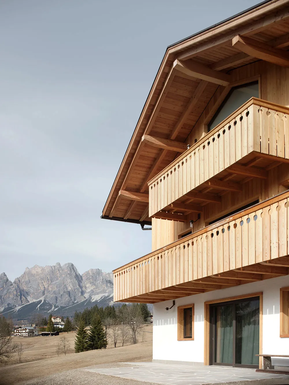 Ciepła elegancja w designie mieszkania w Włoskich Alpach - Gallery image 1