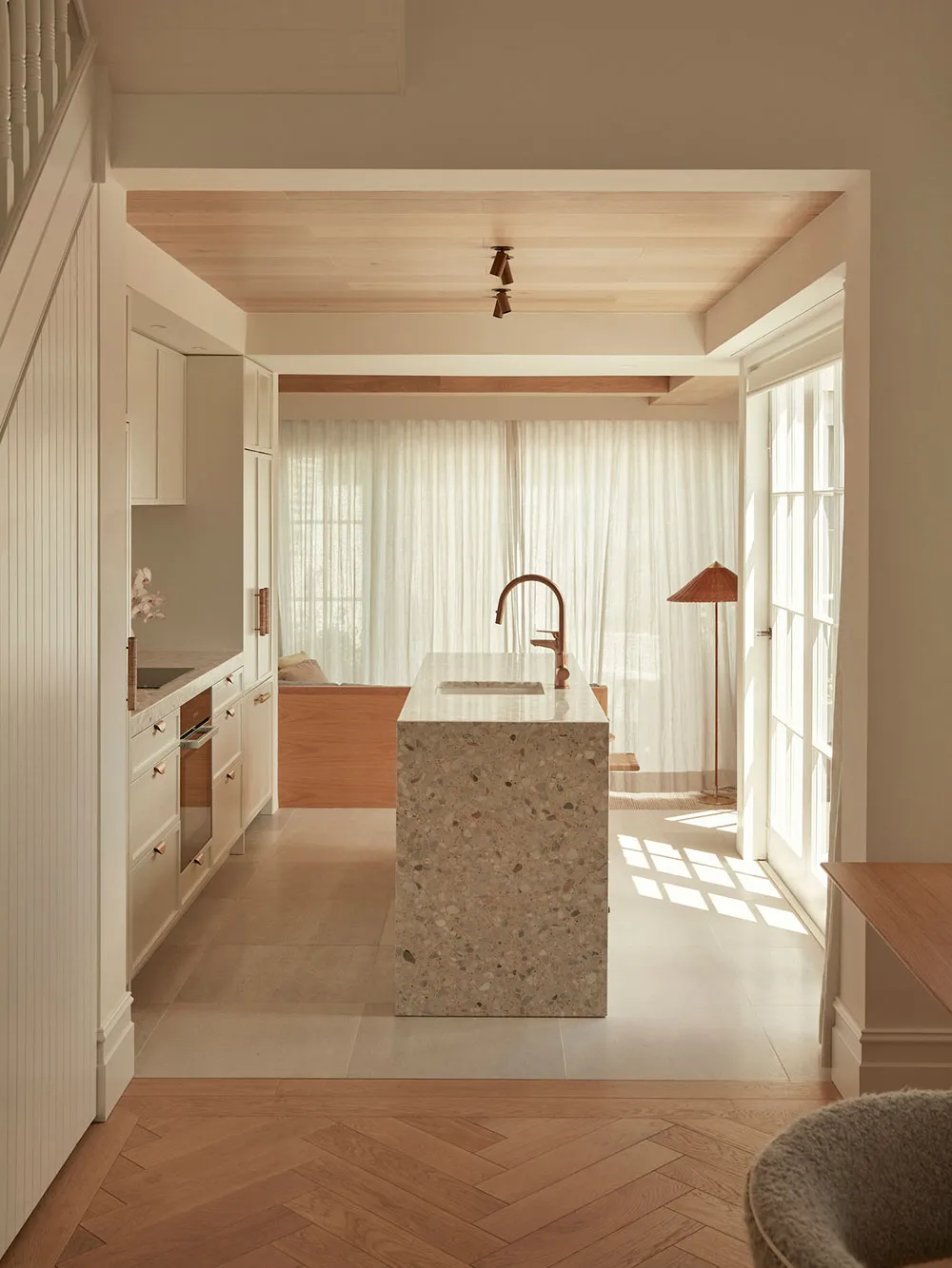 Небольшой белый домик с мягкими и располагающими интерьерами в Сиднее - Gallery image 5