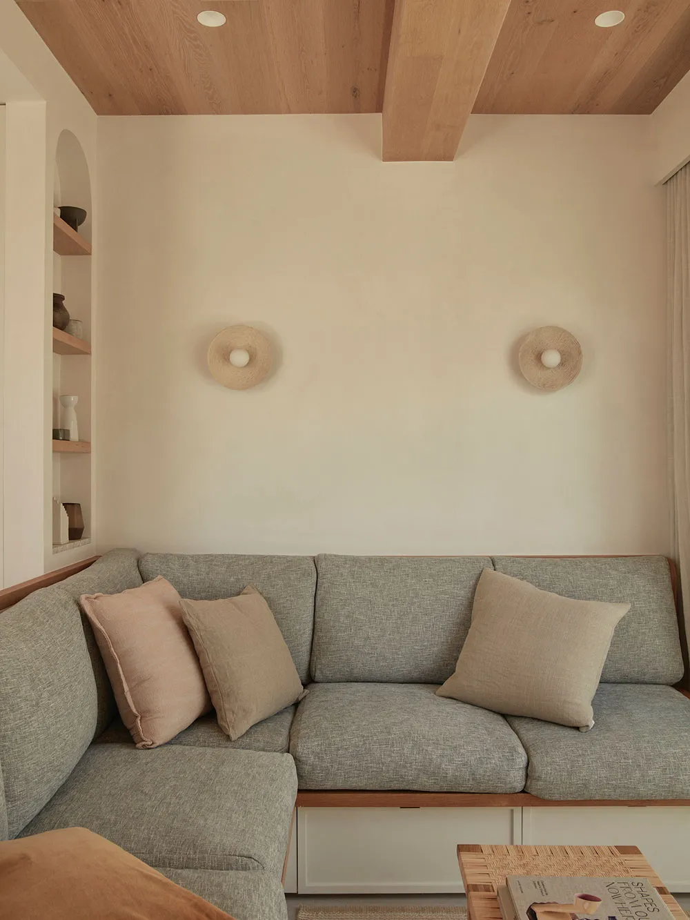 Небольшой белый домик с мягкими и располагающими интерьерами в Сиднее - Gallery image 12