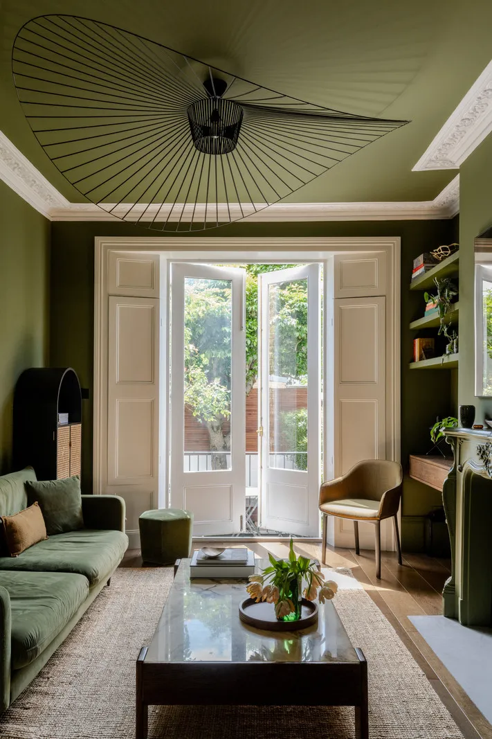 Современный интерьер викторианской квартиры в Лондоне с зелёной гостиной - Gallery image 3