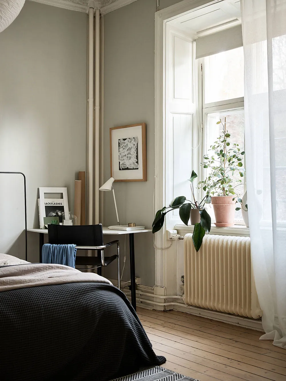 Petite mais charmante deux pièces avec tapis blanc et cuisine sombre (43 m²) - Gallery image 5