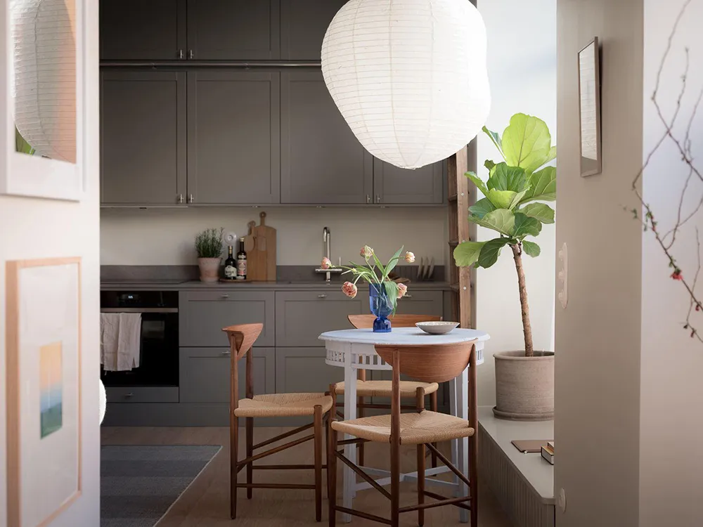 Stylish Pastel Interior of First-Floor Studio Apartment in Göttingen (43 sqm) - Gallery image 3