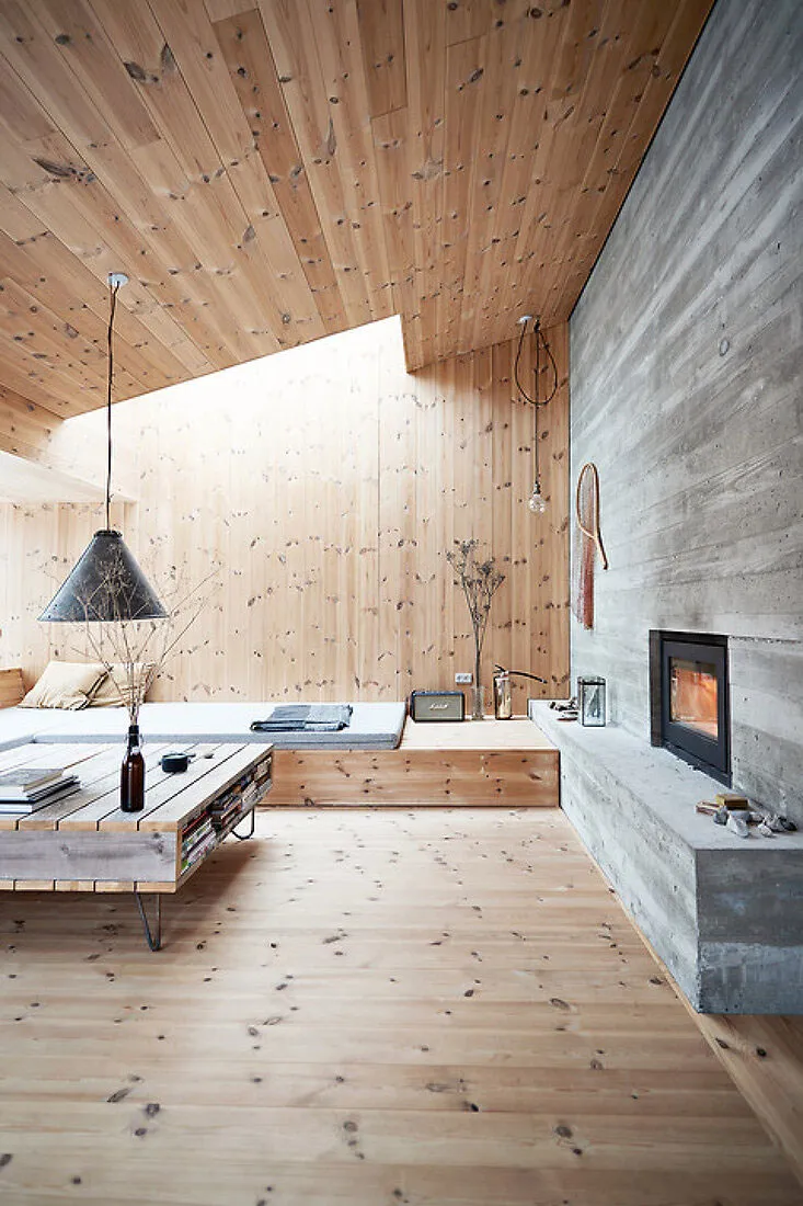 Bois, béton et couleur noire : un cottage cosy pour des soirées enneigées chaudes - Gallery image 7