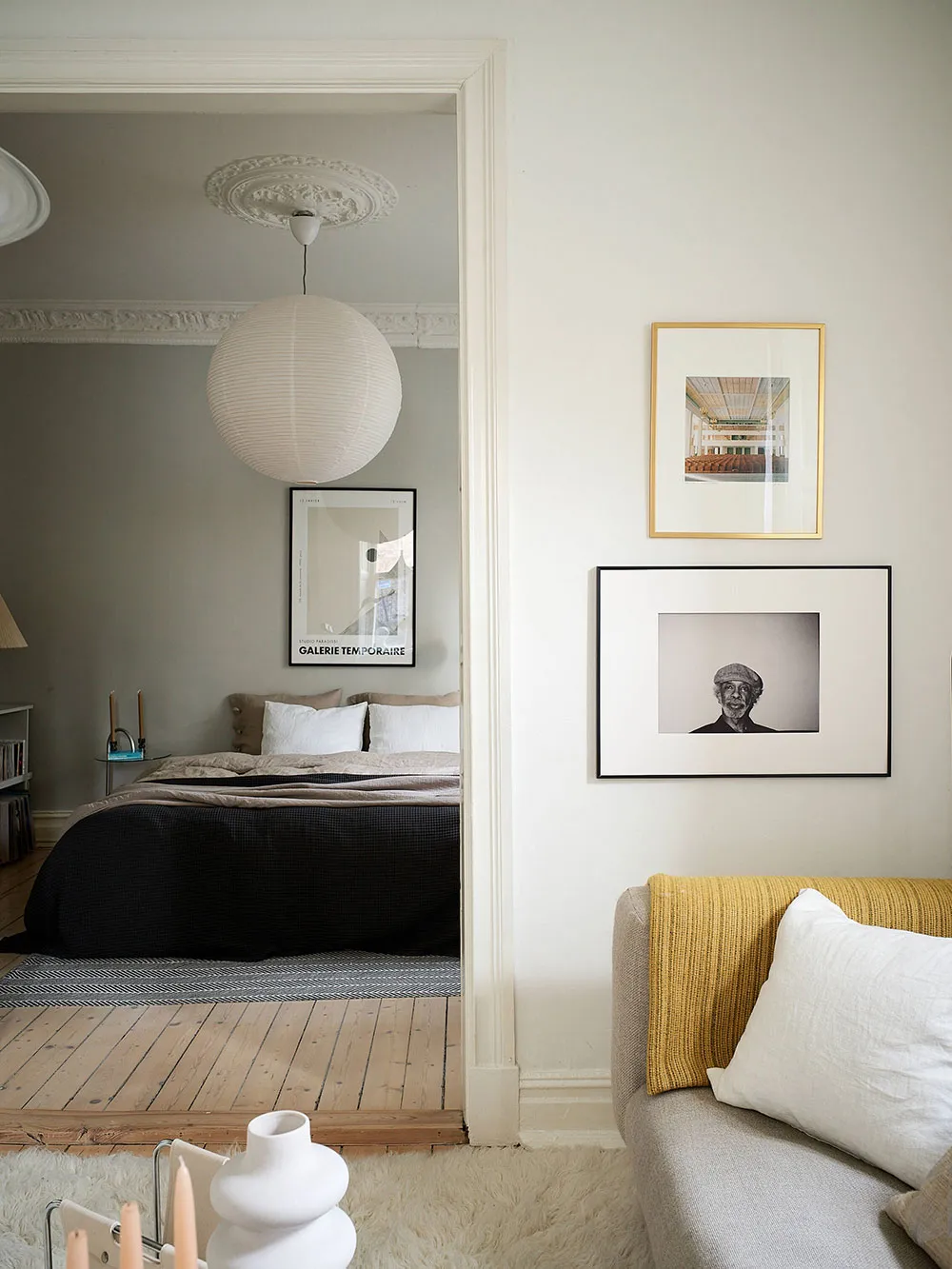 Petite mais charmante deux pièces avec tapis blanc et cuisine sombre (43 m²) - Gallery image 3