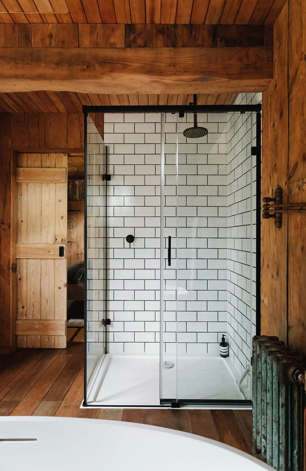 Полностью деревянный коттедж с видом на озеро в Англии - Gallery image 12