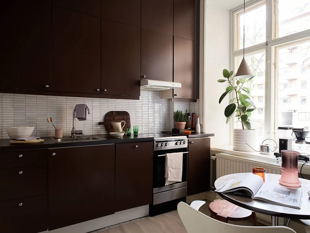 Petite mais charmante deux pièces avec tapis blanc et cuisine sombre (43 m²) - Gallery image 16