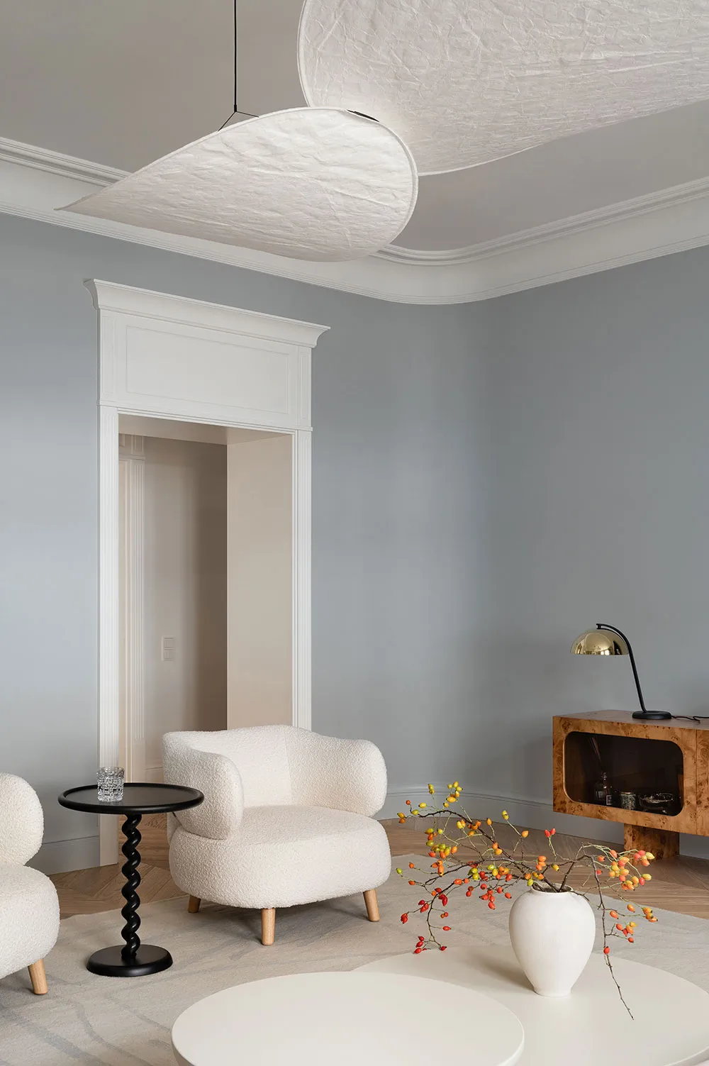 キーウに住む若い家族向けの、柔らかな雰囲気のモダンなインテリア - Gallery image 12