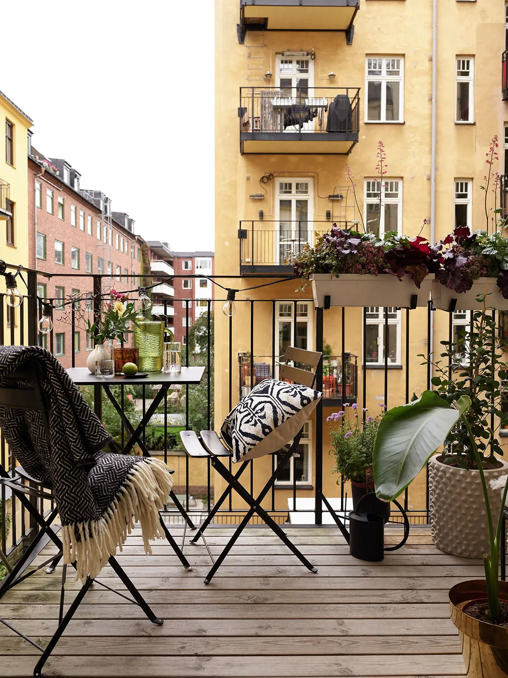 Intérieur Scandinave avec des notes automnales dans le décor (76 m²) - Gallery image 1