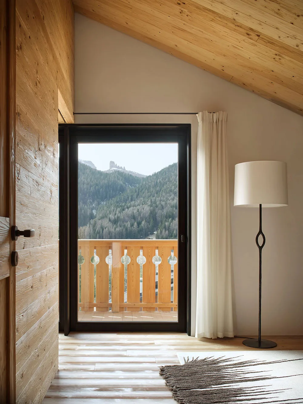 Ciepła elegancja w designie mieszkania w Włoskich Alpach - Gallery image 15